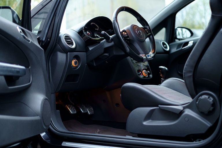 Kaip nepasiklysti renkantis auto dalis: pirkti servise ar pačiam?